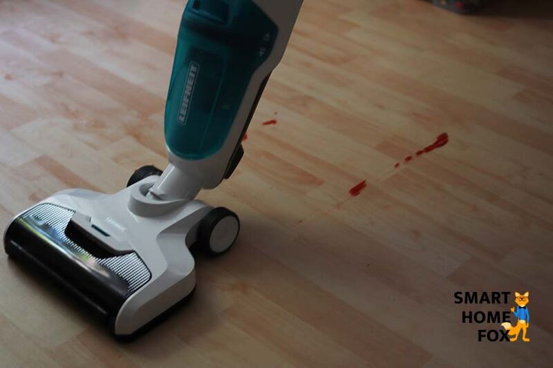 Eine Reinigungsspur durch den Ketchupfleck